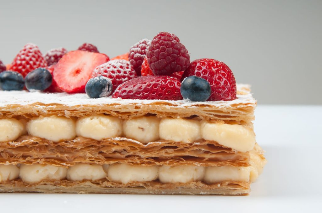Hojaldre con crema y frutas