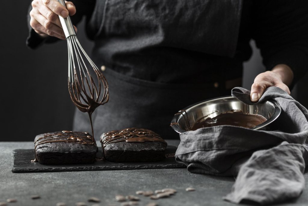 Maestro pastelero preparando bizcocho chocolate